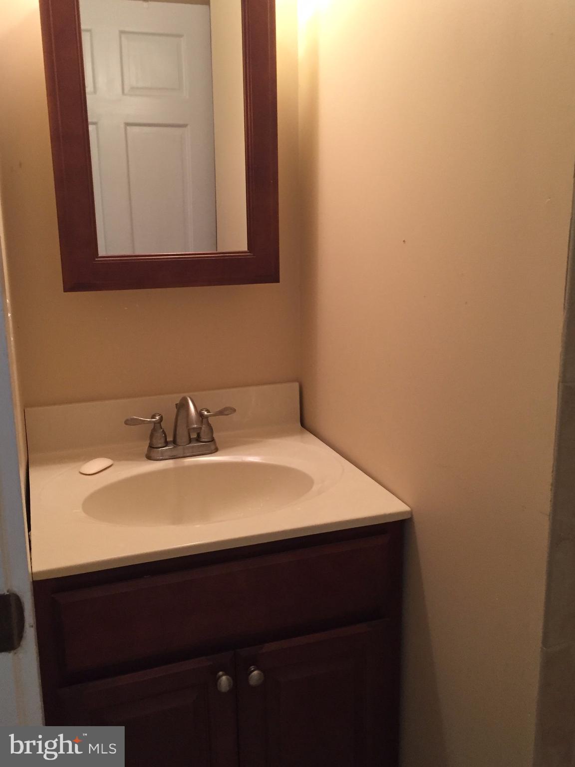 1401 Cox Neck Road Chester, MD 21619 - Photo 11 of 32 Main floor bath