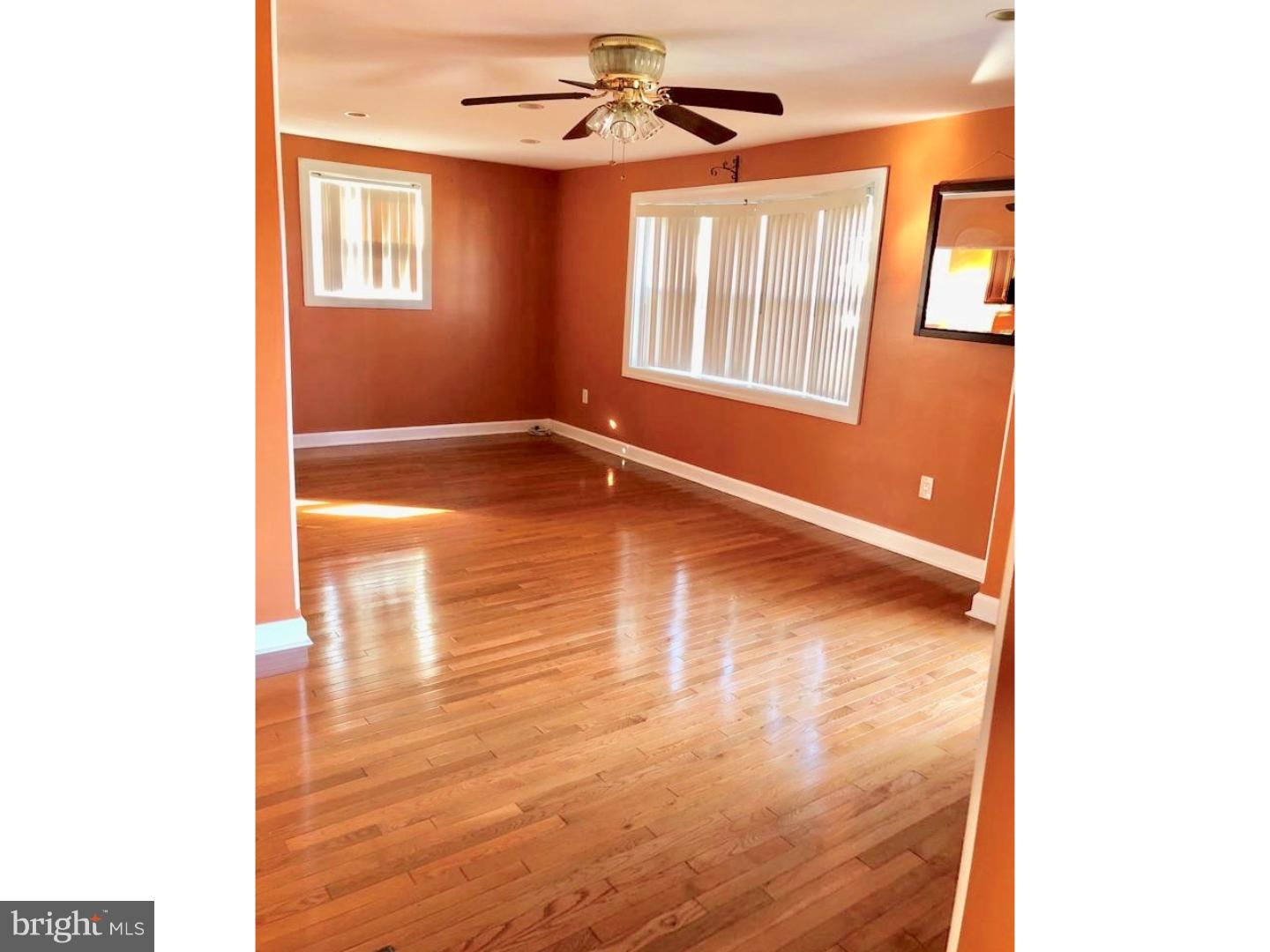 24 Gail Road New Castle, DE 19720 - Photo 5 of 15 Living Room