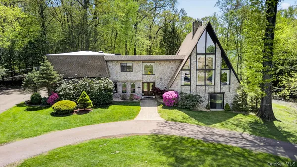 $775,000 | 4 Innsbruck Boulevard, Hopewell Junction, NY 12533