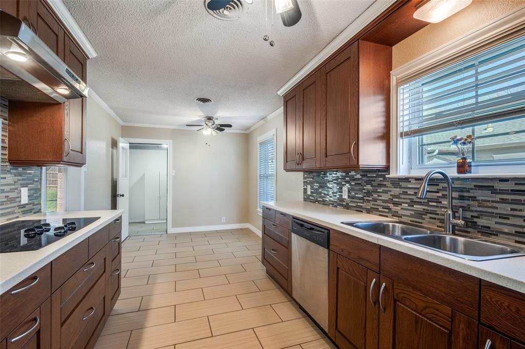 433 Fulton Street Denton, TX 76201 - Photo 13 of 25 GLASS TILED BACKSPLASH~