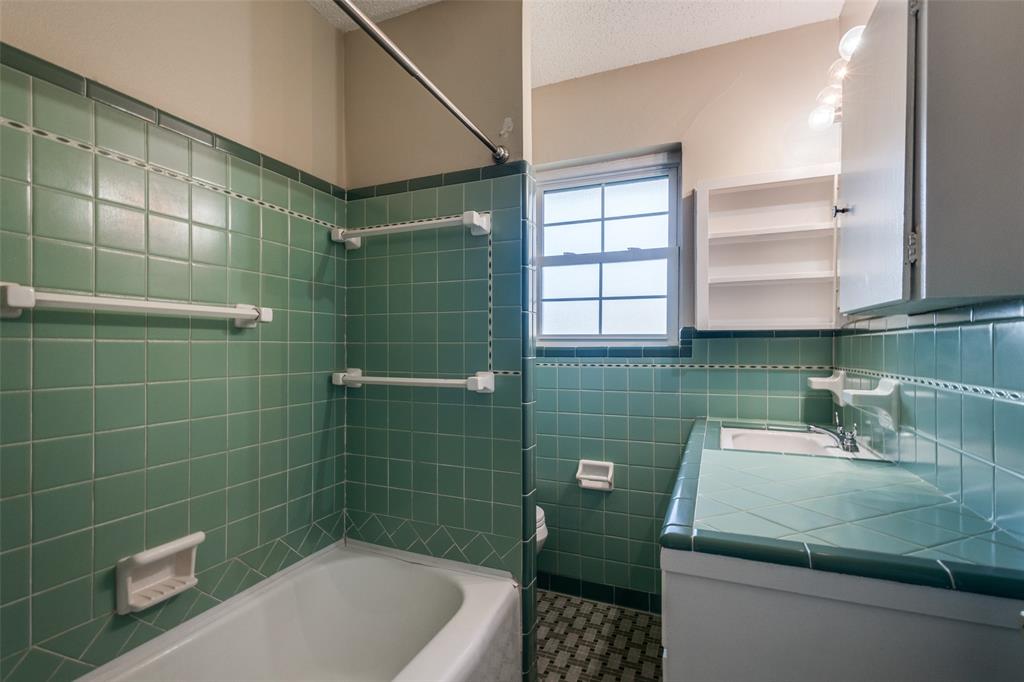 433 Fulton Street Denton, TX 76201 - Photo 19 of 25 SECONDARY VINTAGE BATH WITH COMBINED SHOWER & TUB ~