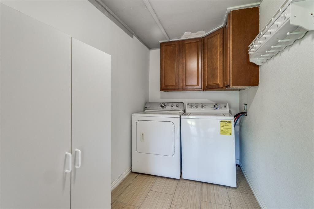 433 Fulton Street Denton, TX 76201 - Photo 20 of 25 SEPARATE LAUNDRY ROOM WITH CABINETRY~
