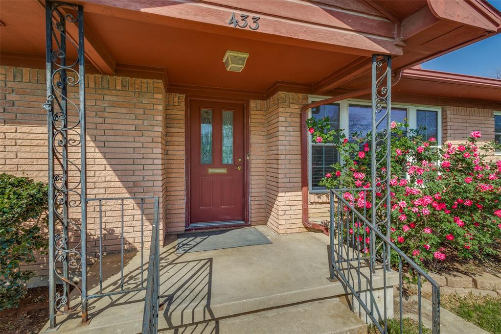 433 Fulton Street Denton, TX 76201 - Photo 4 of 25 QUAINT FRONT PORCH~