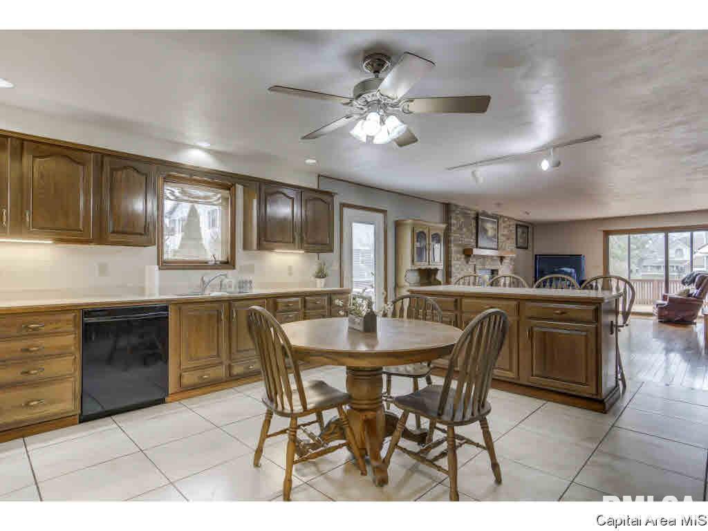 809 Wood Pointe Drive Springfield, IL 62702 - Photo 8 of 32