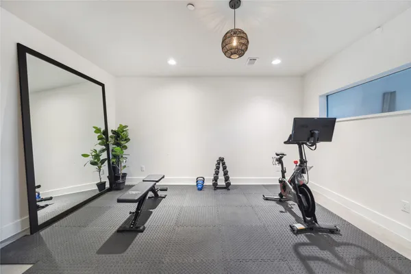 $7,000 | 306 West Pierce Street, Houston, TX 77019