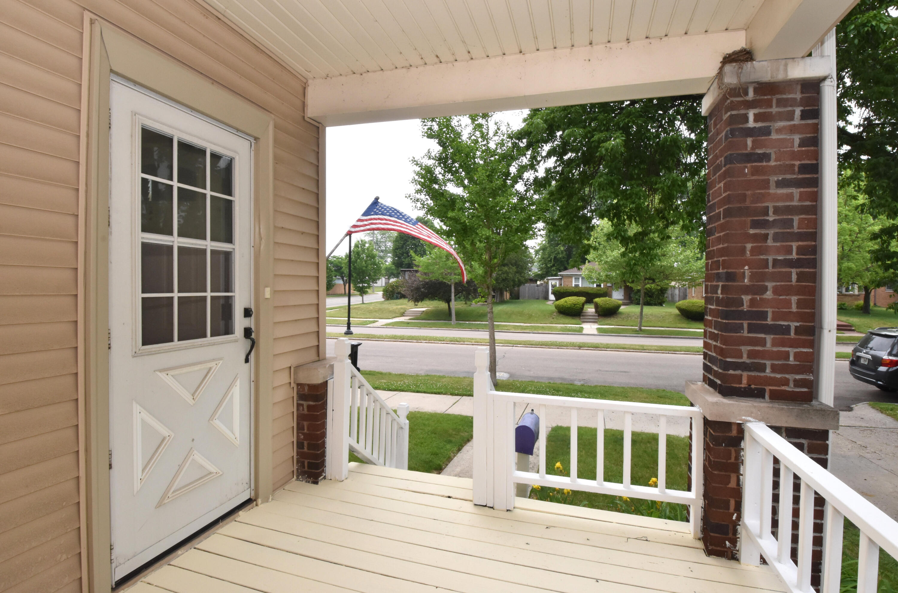 1707 Carlisle Avenue Racine, WI 53404 - Photo 4 of 27 Front Porch