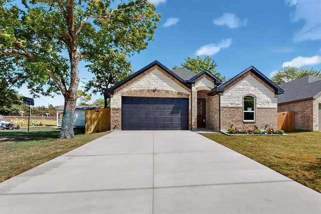 $308,000 | 806 South Sherman Street, Ennis, TX 75119