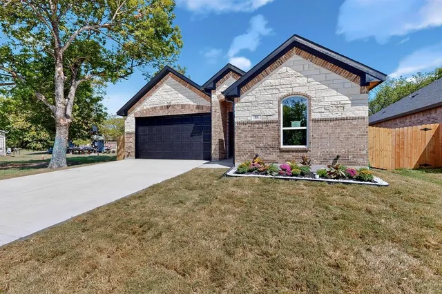 $308,000 | 806 South Sherman Street, Ennis, TX 75119