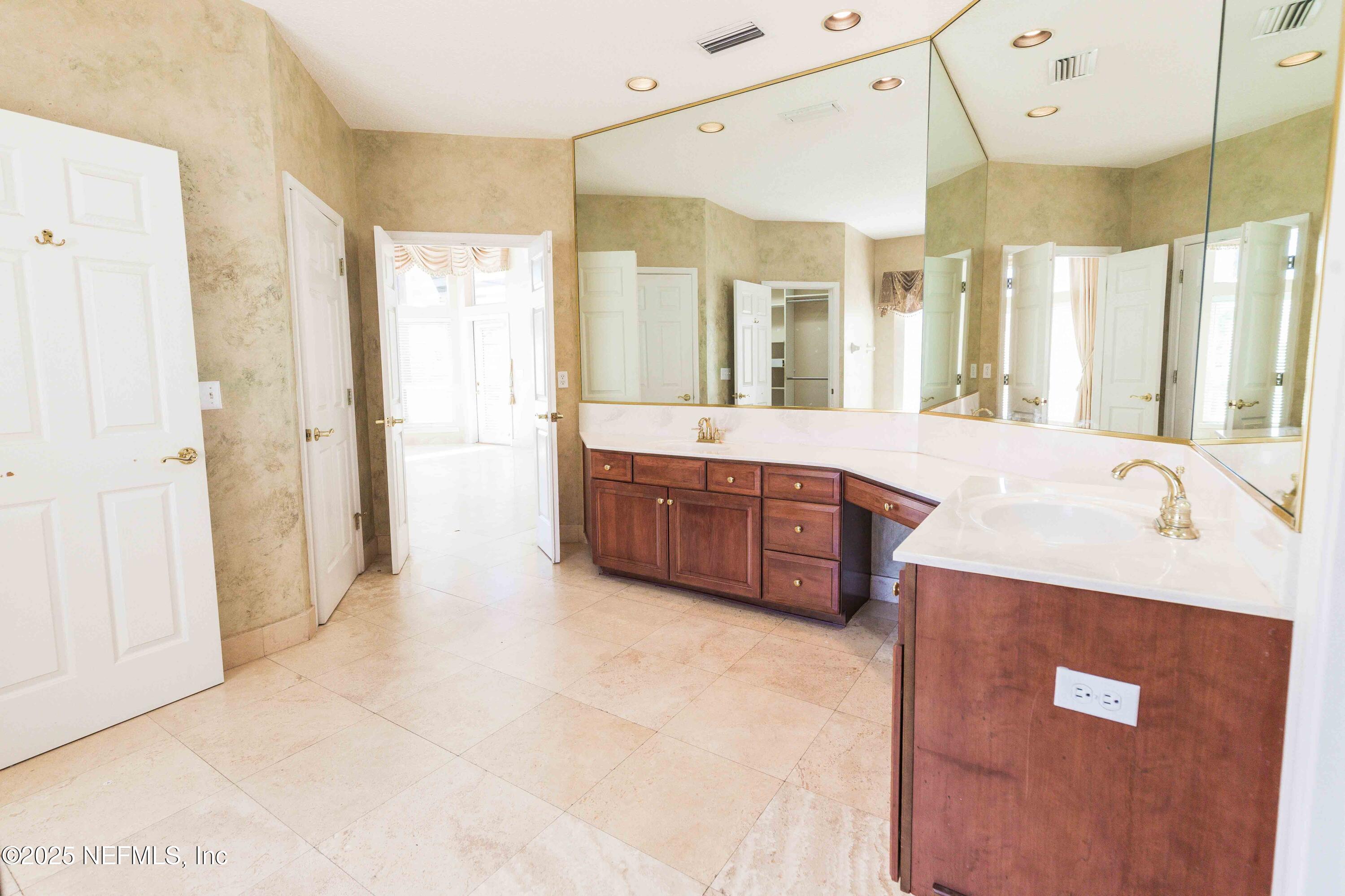 9912 Margate Hills Road Jacksonville, FL 32256 - Photo 13 of 17 a large bathroom with a tub sink and mirror