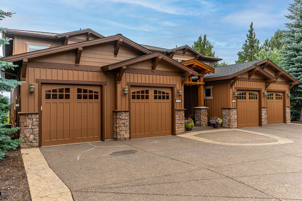 913 Southwest Vantage Point Way Bend, OR 97702 - Photo 4 of 59 RileyVisuals-3