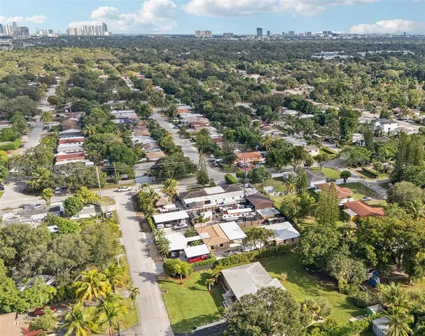 a view of a backyard