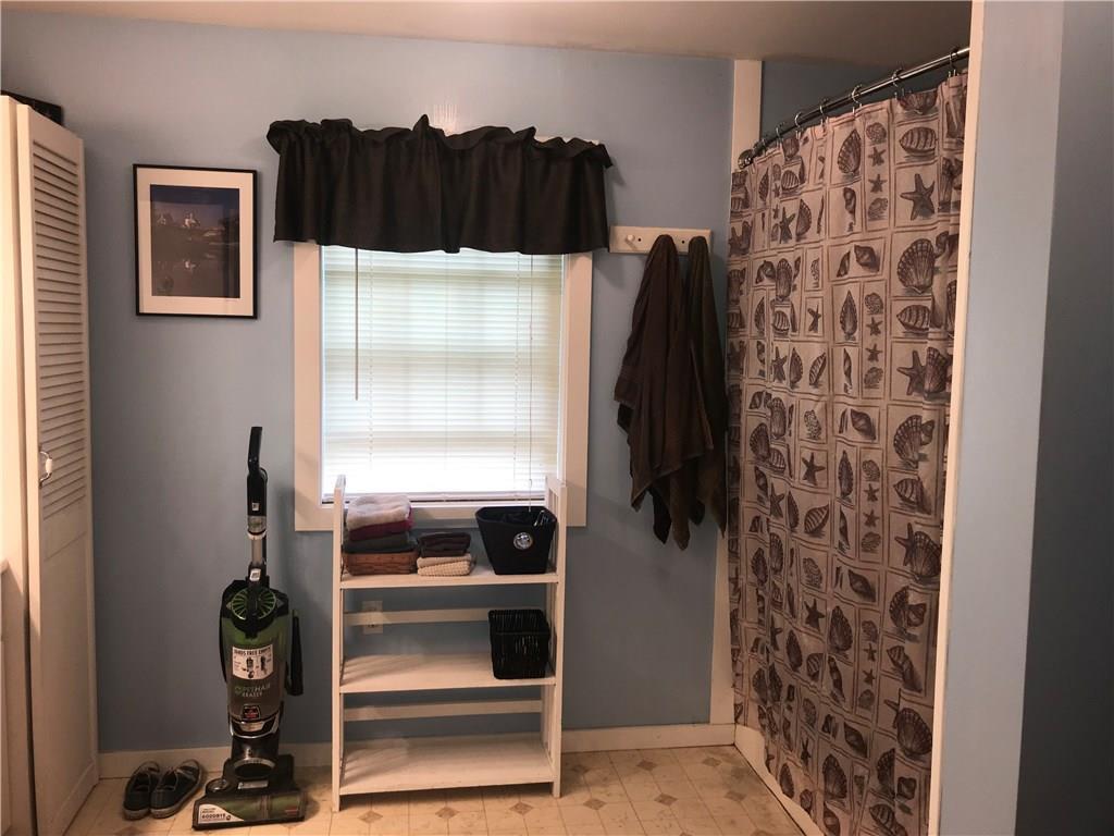 437 Back Meadow Road Damariscotta, ME 04543 - Photo 11 of 23 Large bathroom with tub/shower.