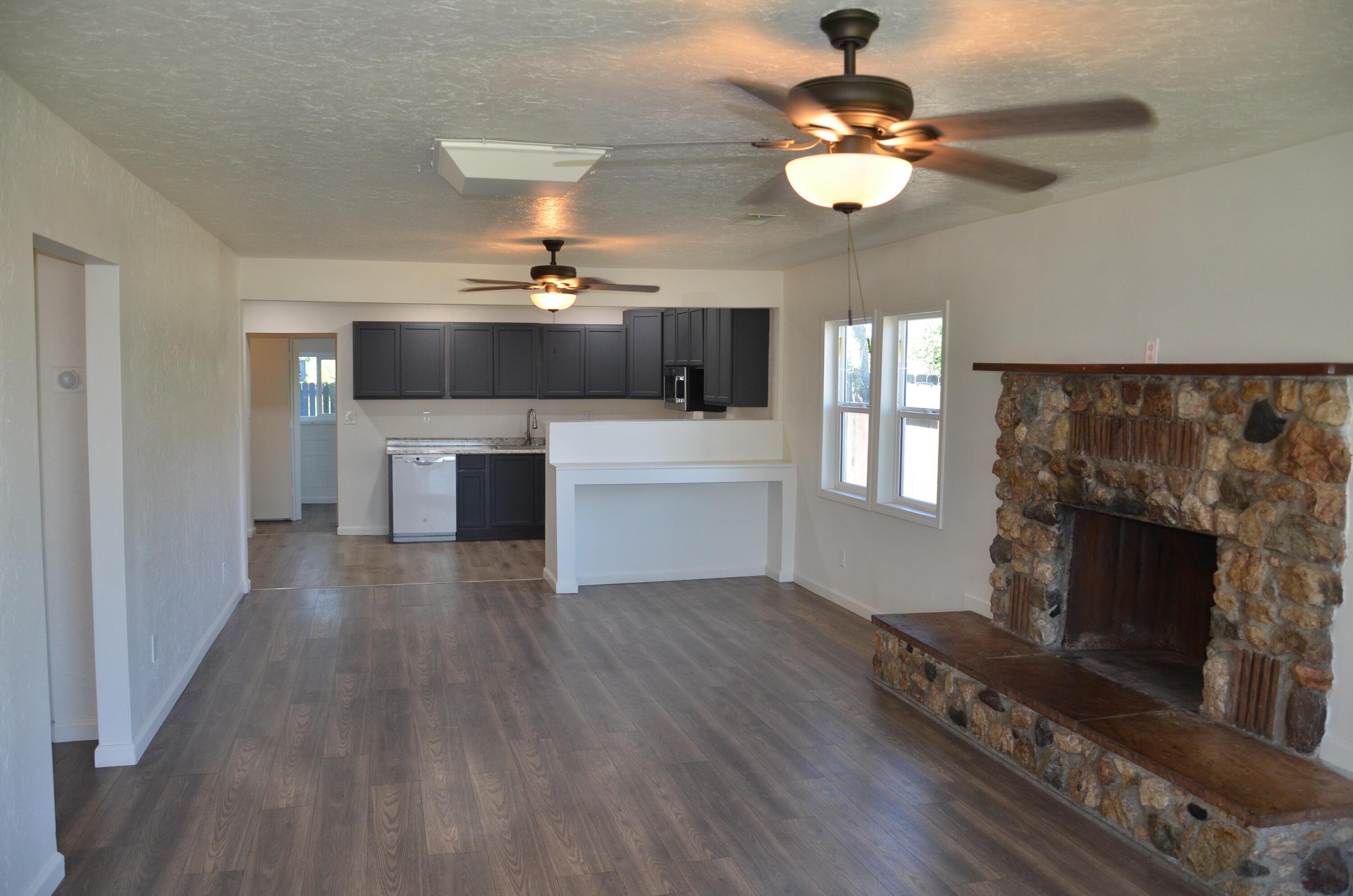 237 Smith Avenue Lemoore, CA 93245 - Photo 4 of 26 DSC_5006