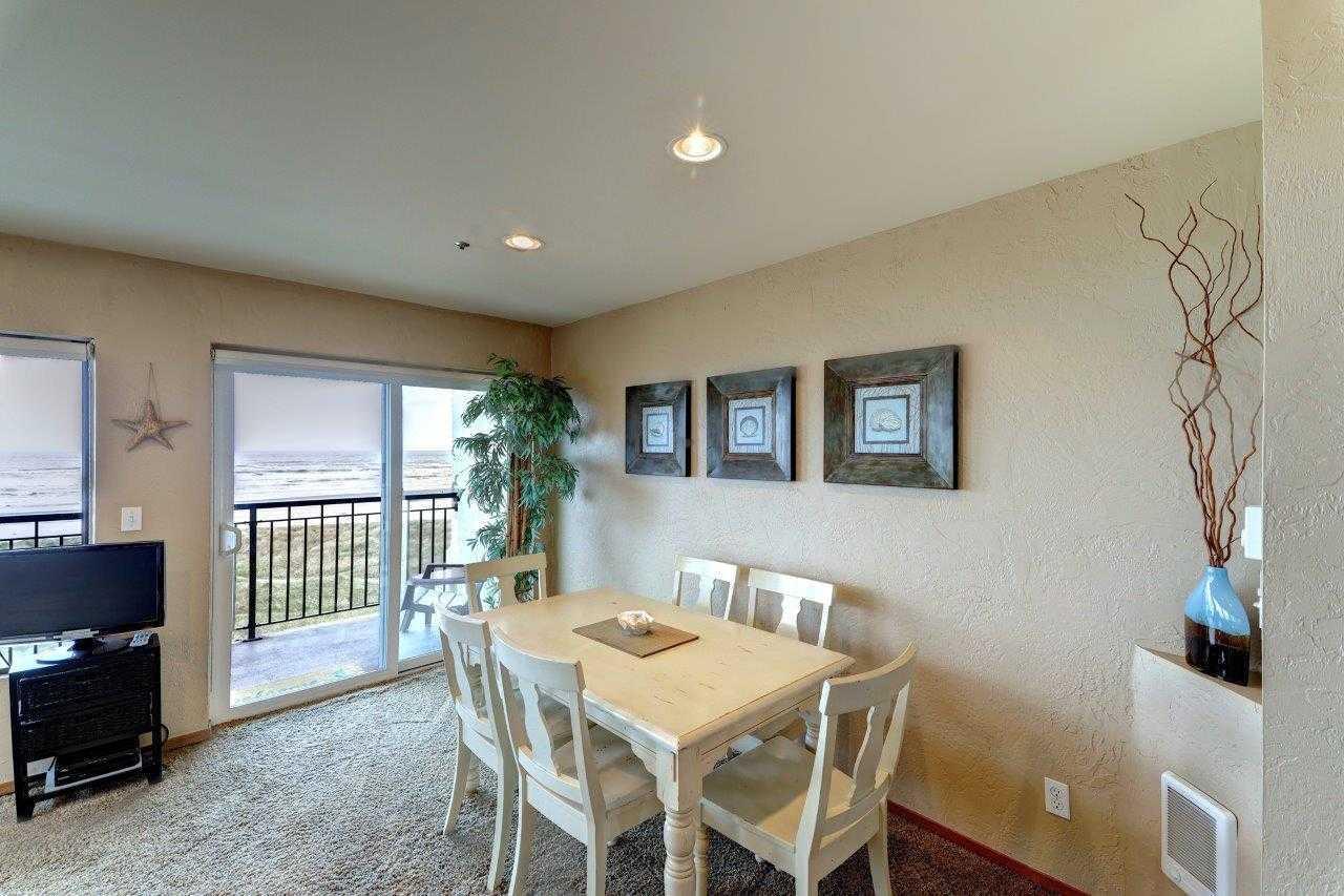 561 South Promenade Seaside, OR 97138 - Photo 4 of 35 Beach Club condo dining