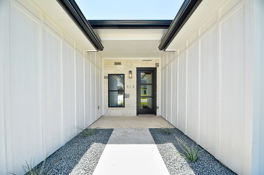 513 Conner Court Kerrville, TX 78028 - Photo 4 of 54 a view of hallway with wooden floor and a rug