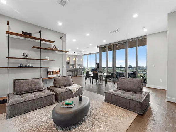 $9,995 | 1711 Allen Parkway, Unit 2102, Houston, TX 77019