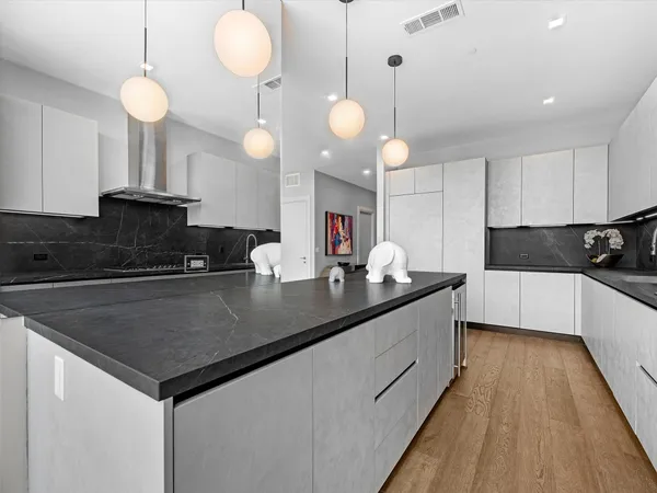 $9,995 | 1711 Allen Parkway, Unit 2102, Houston, TX 77019