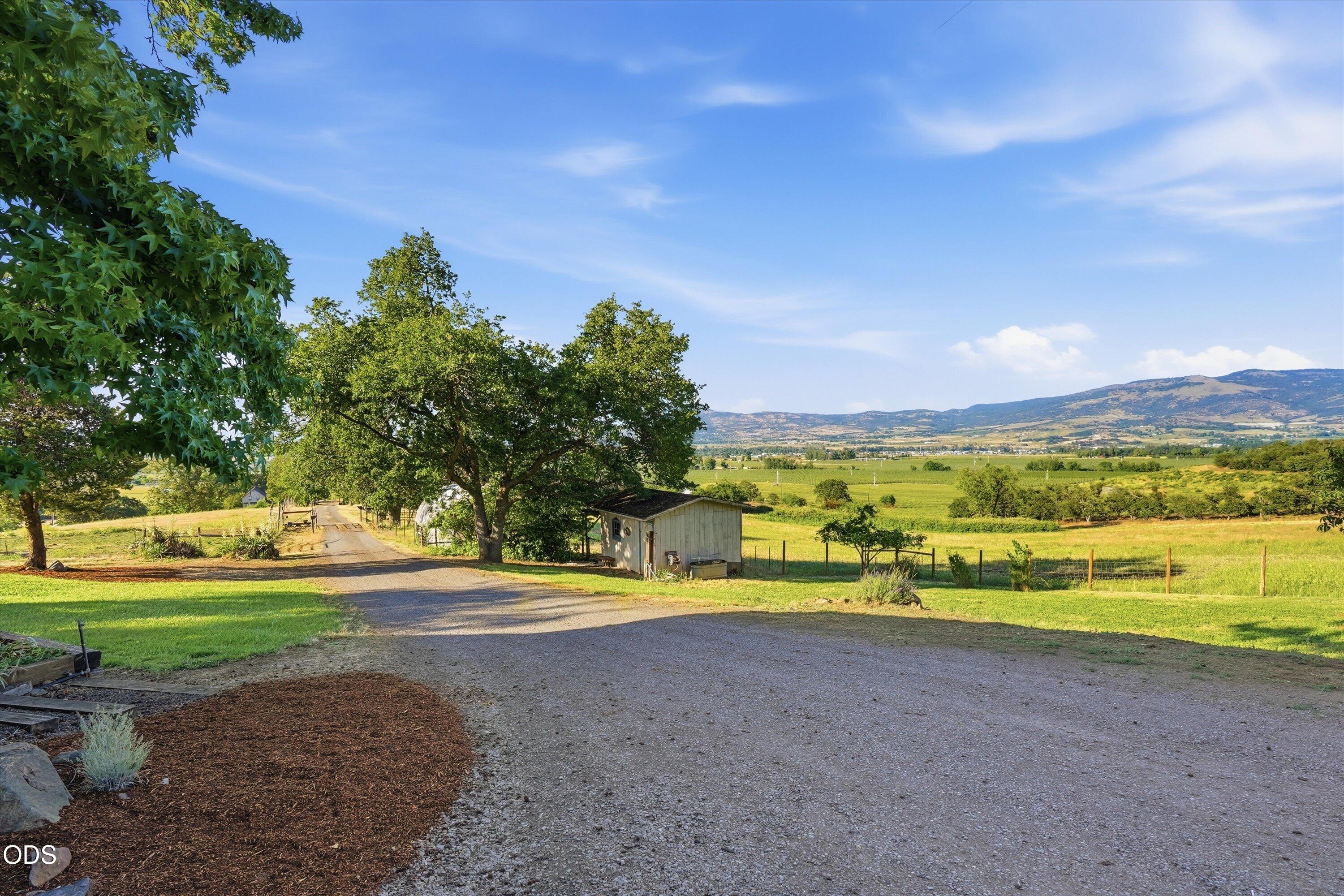 4250 Independence School Road Medford, OR 97501 - Photo 38 of 62 Driveway View