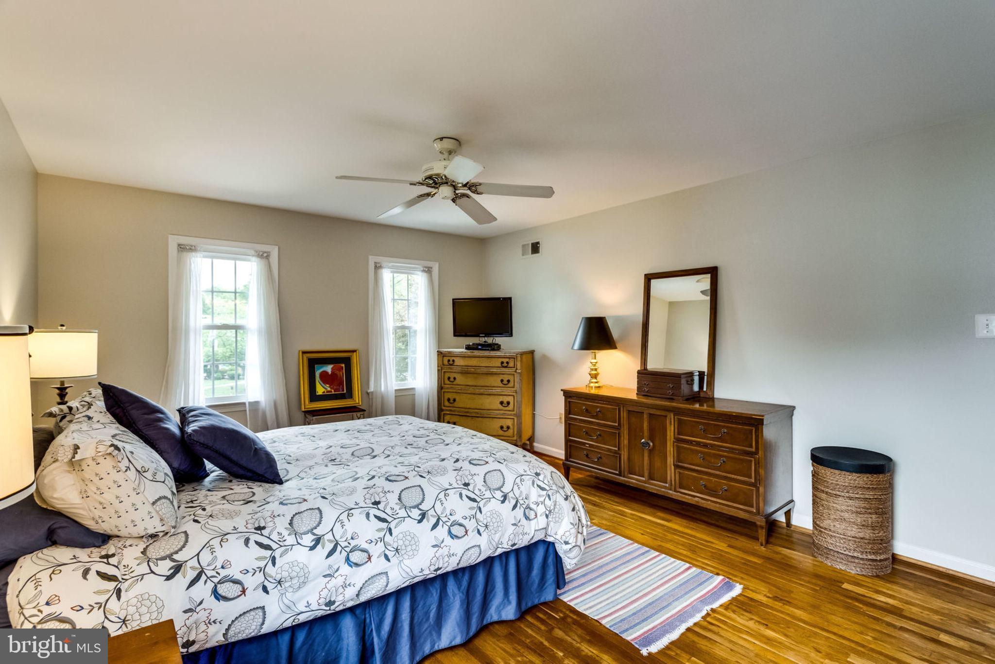 7700 Hayfield Road Alexandria, VA 22315 - Photo 23 of 58 Master bedroom