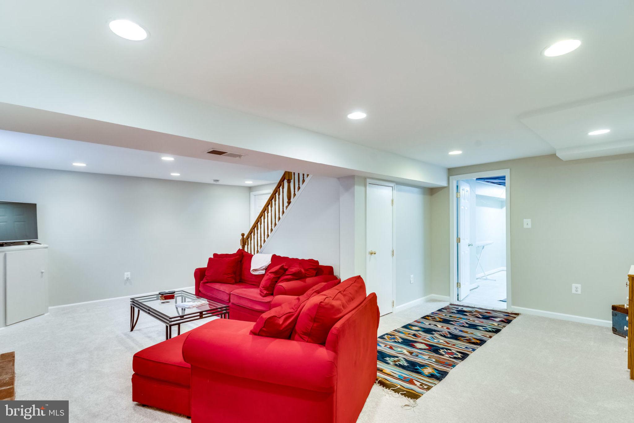 7700 Hayfield Road Alexandria, VA 22315 - Photo 40 of 58 Reroom with recessed lighiting