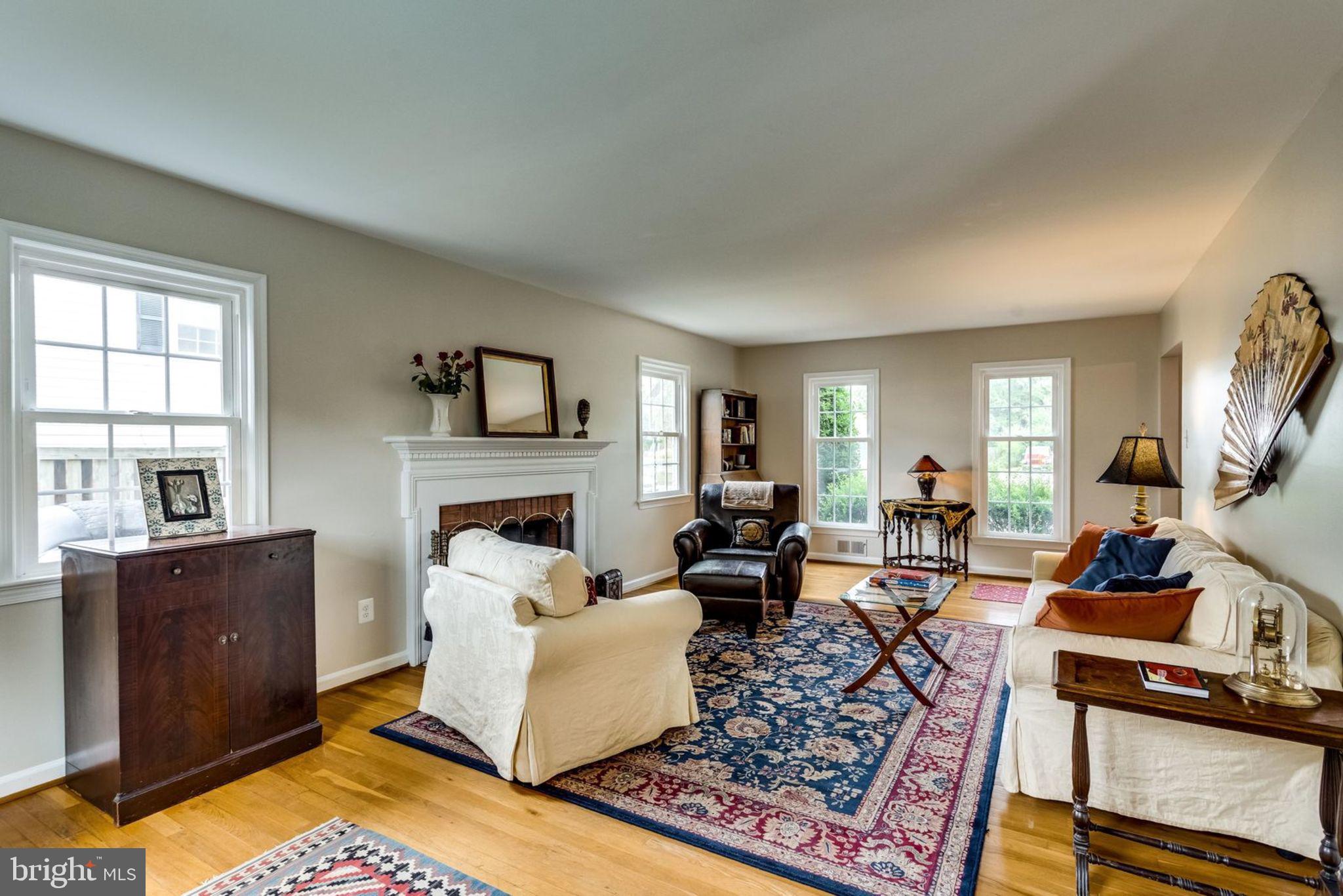 7700 Hayfield Road Alexandria, VA 22315 - Photo 5 of 58 Living room