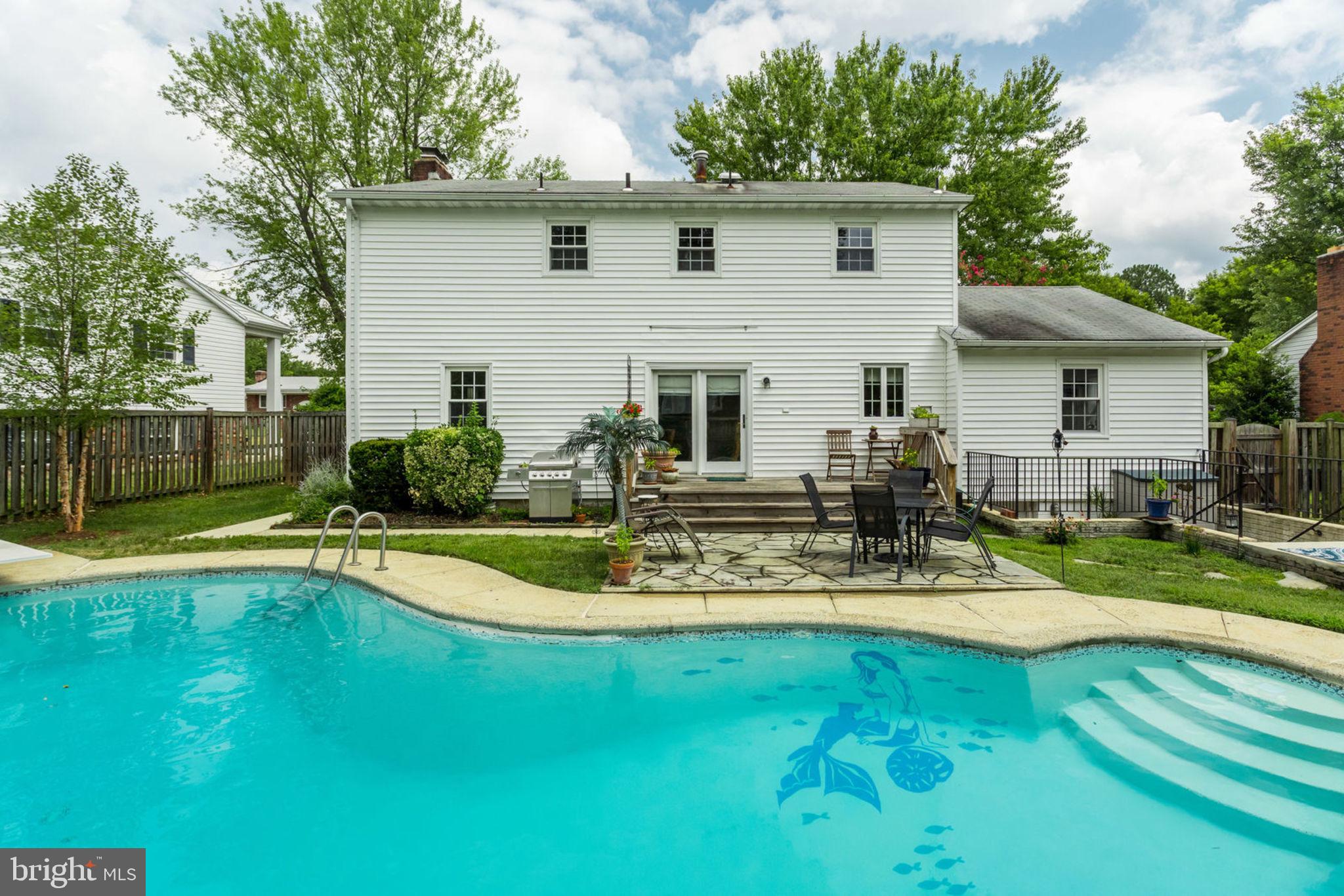 7700 Hayfield Road Alexandria, VA 22315 - Photo 49 of 58 Pool with walk in stairs