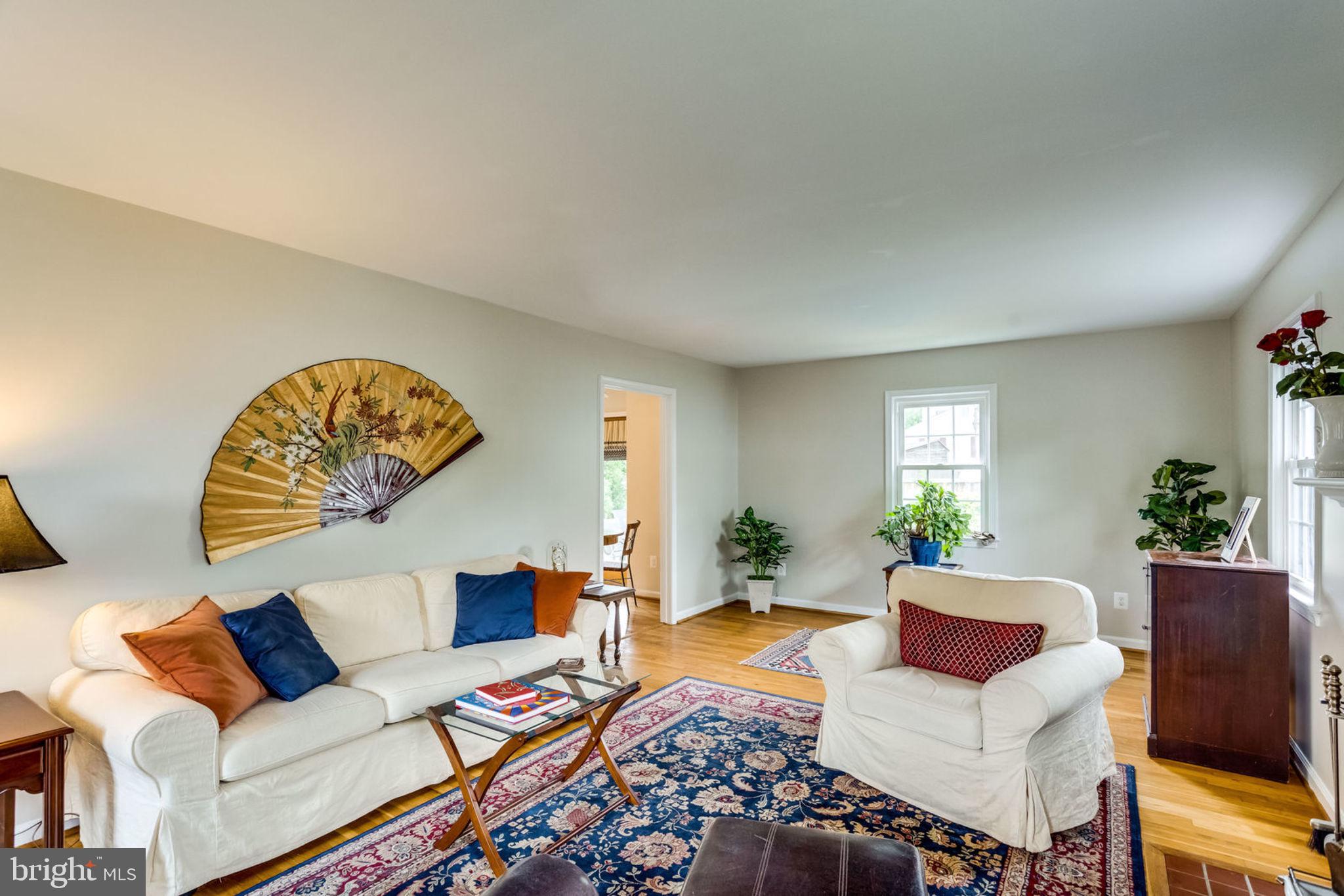 7700 Hayfield Road Alexandria, VA 22315 - Photo 6 of 58 Living room