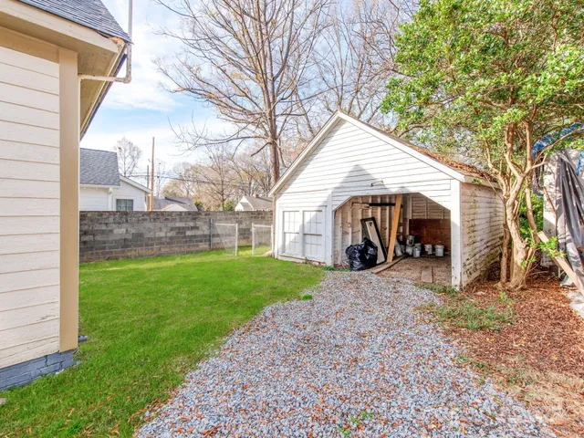 a view of a house with a back yard