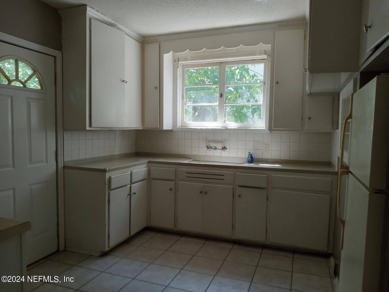 1614 Mayfair Road Jacksonville, FL 32207 - Photo 4 of 7 Kitchen