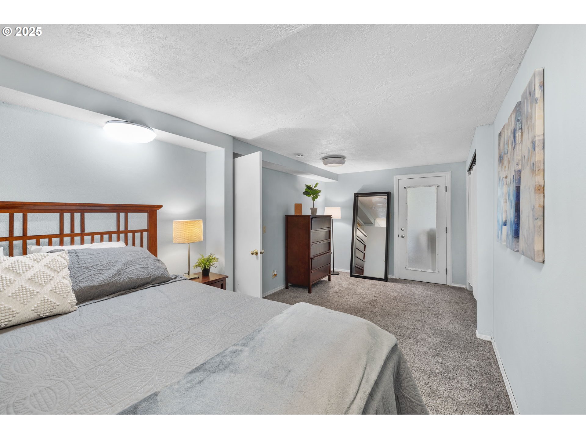 632 Northeast Everett Street Camas, WA 98607 - Photo 27 of 47 a bedroom with a large bed and a large mirror