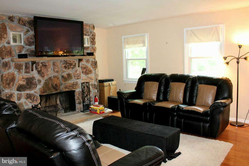 12800 North Point Lane Laurel, MD 20708 - Photo 13 of 26 Family Room