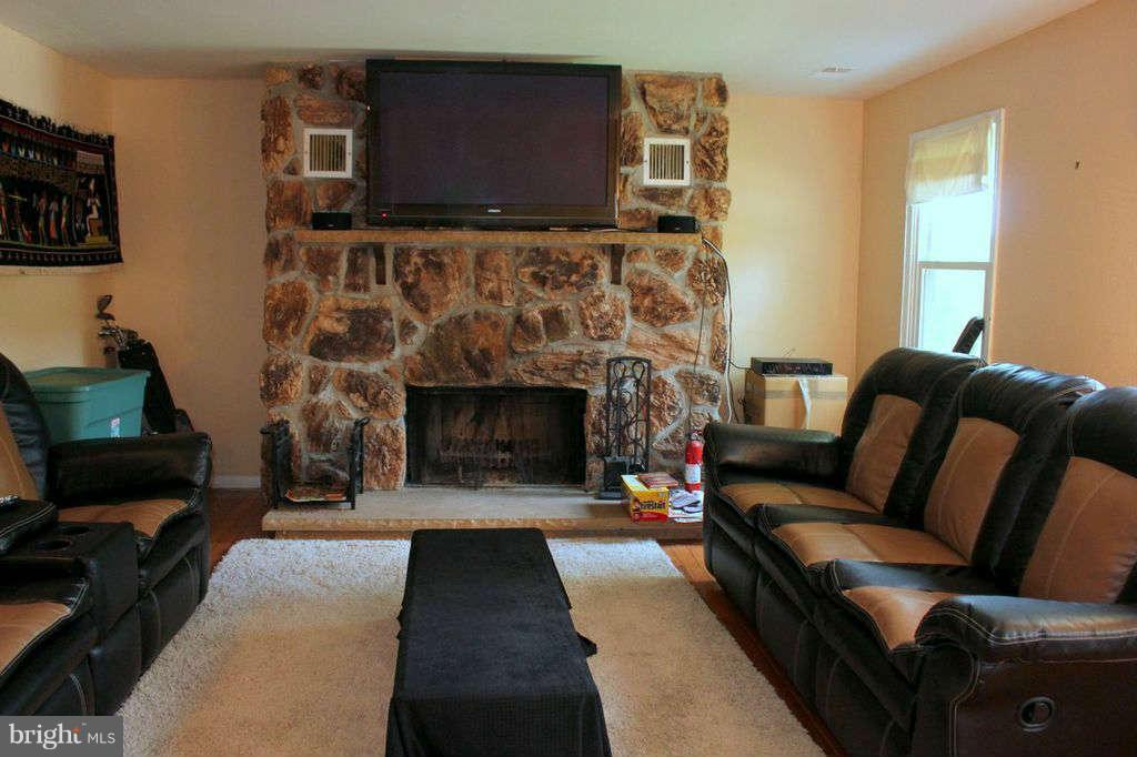 12800 North Point Lane Laurel, MD 20708 - Photo 15 of 26 Family Room