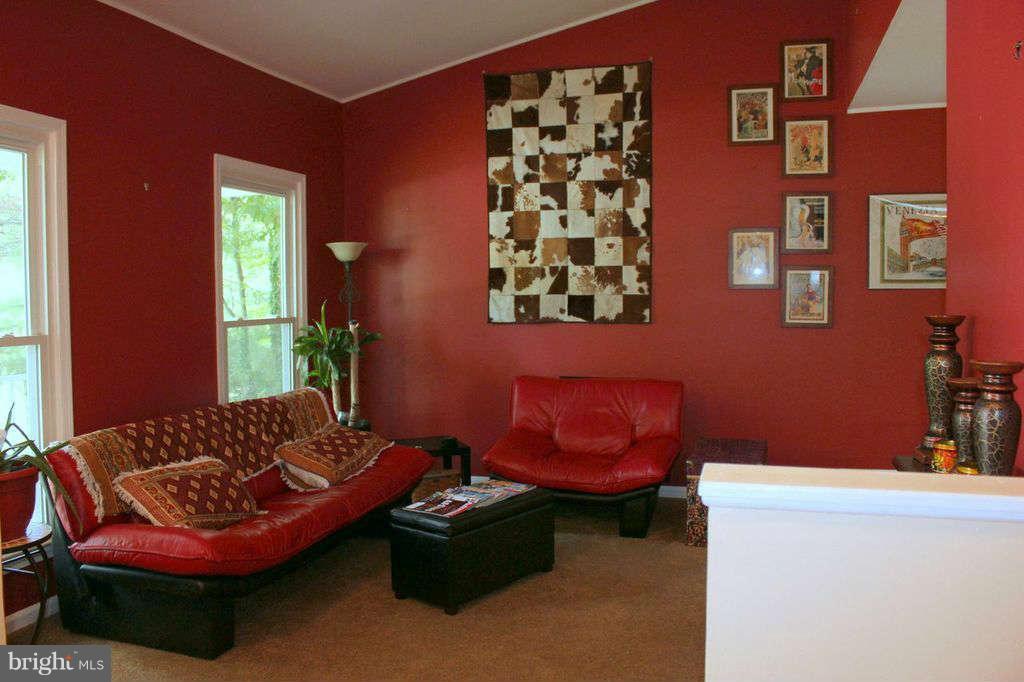 12800 North Point Lane Laurel, MD 20708 - Photo 4 of 26 Living Room