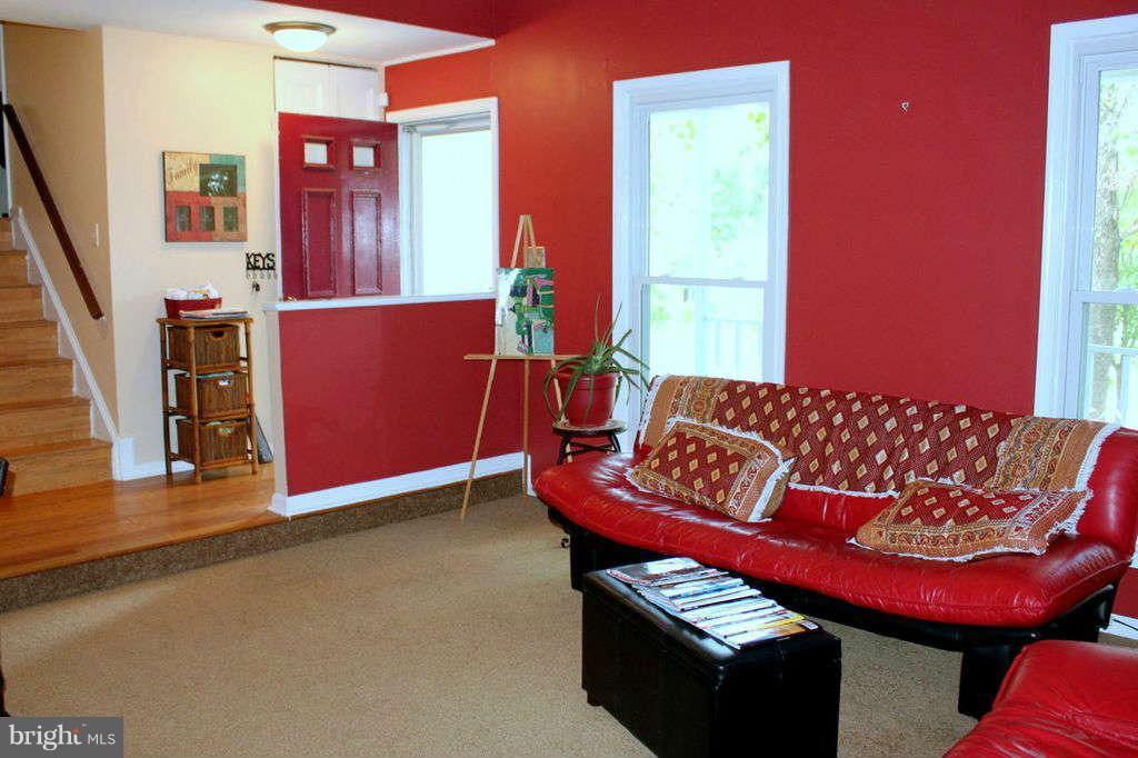 12800 North Point Lane Laurel, MD 20708 - Photo 5 of 26 Living Room