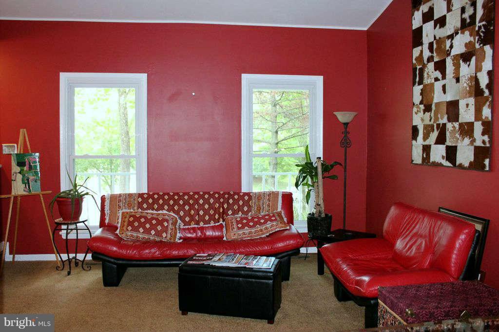 12800 North Point Lane Laurel, MD 20708 - Photo 6 of 26 Living Room