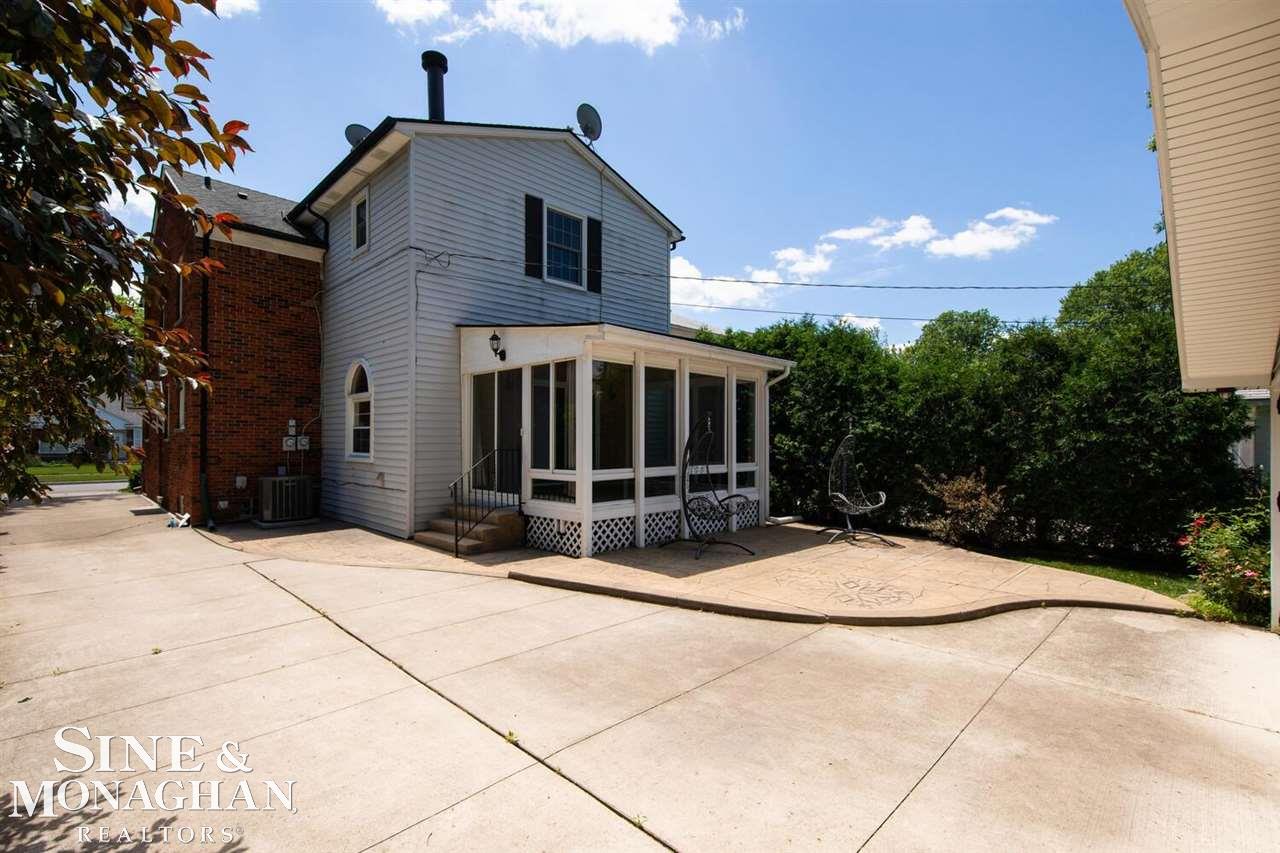 1928 Prestwick Road Grosse Pointe Woods, MI 48236 - Photo 8 of 46