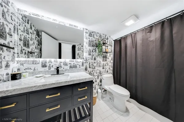 $3,000 | 2600 Collins Avenue, Unit 307, Miami Beach, FL 33140