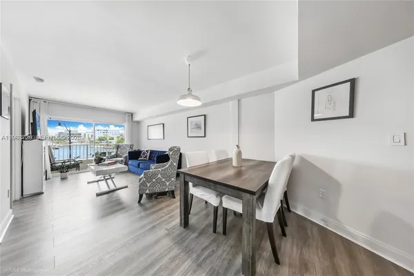 $3,000 | 2600 Collins Avenue, Unit 307, Miami Beach, FL 33140