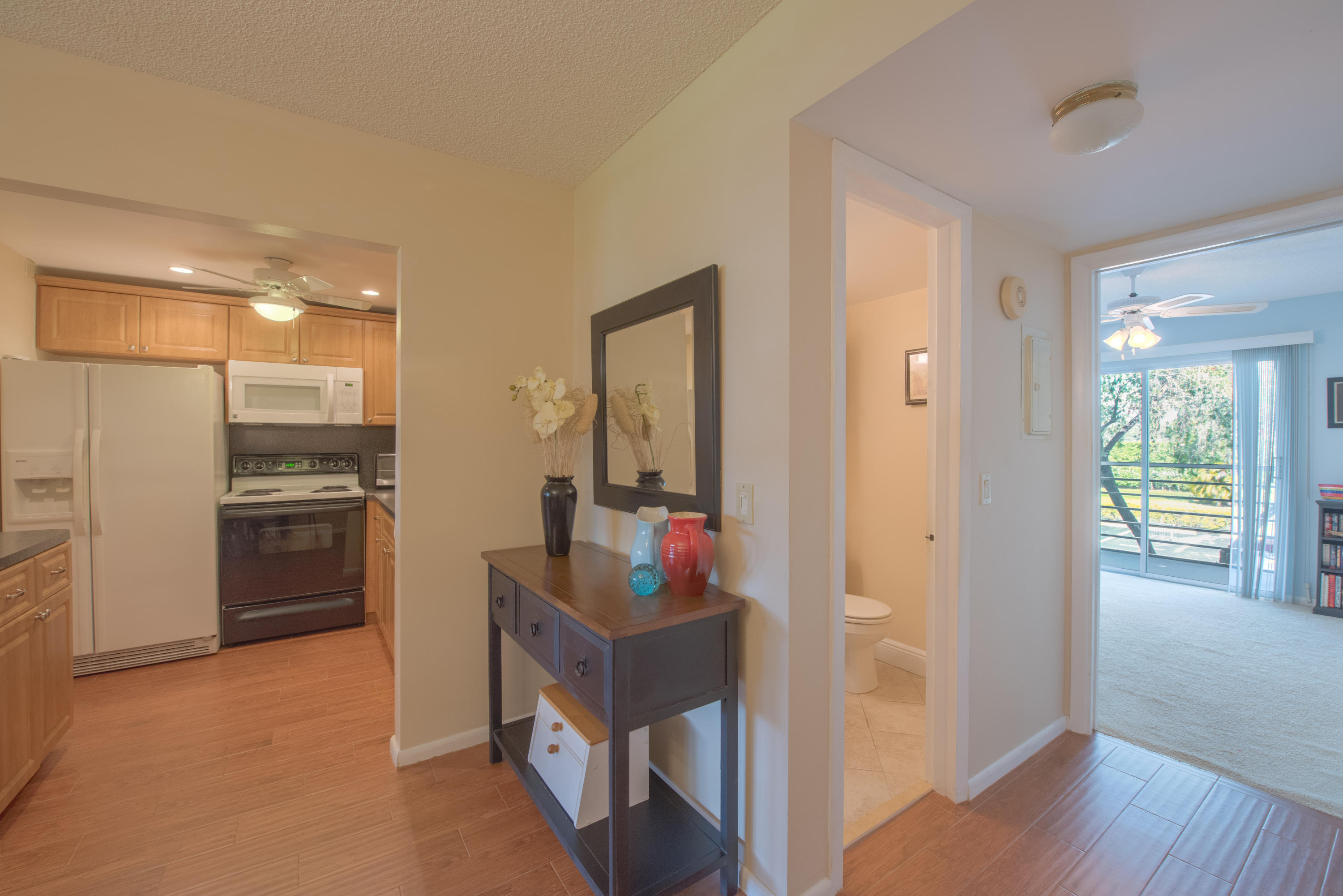 230 Suffolk F Boca Raton, FL 33434 - Photo 12 of 32 Hallway