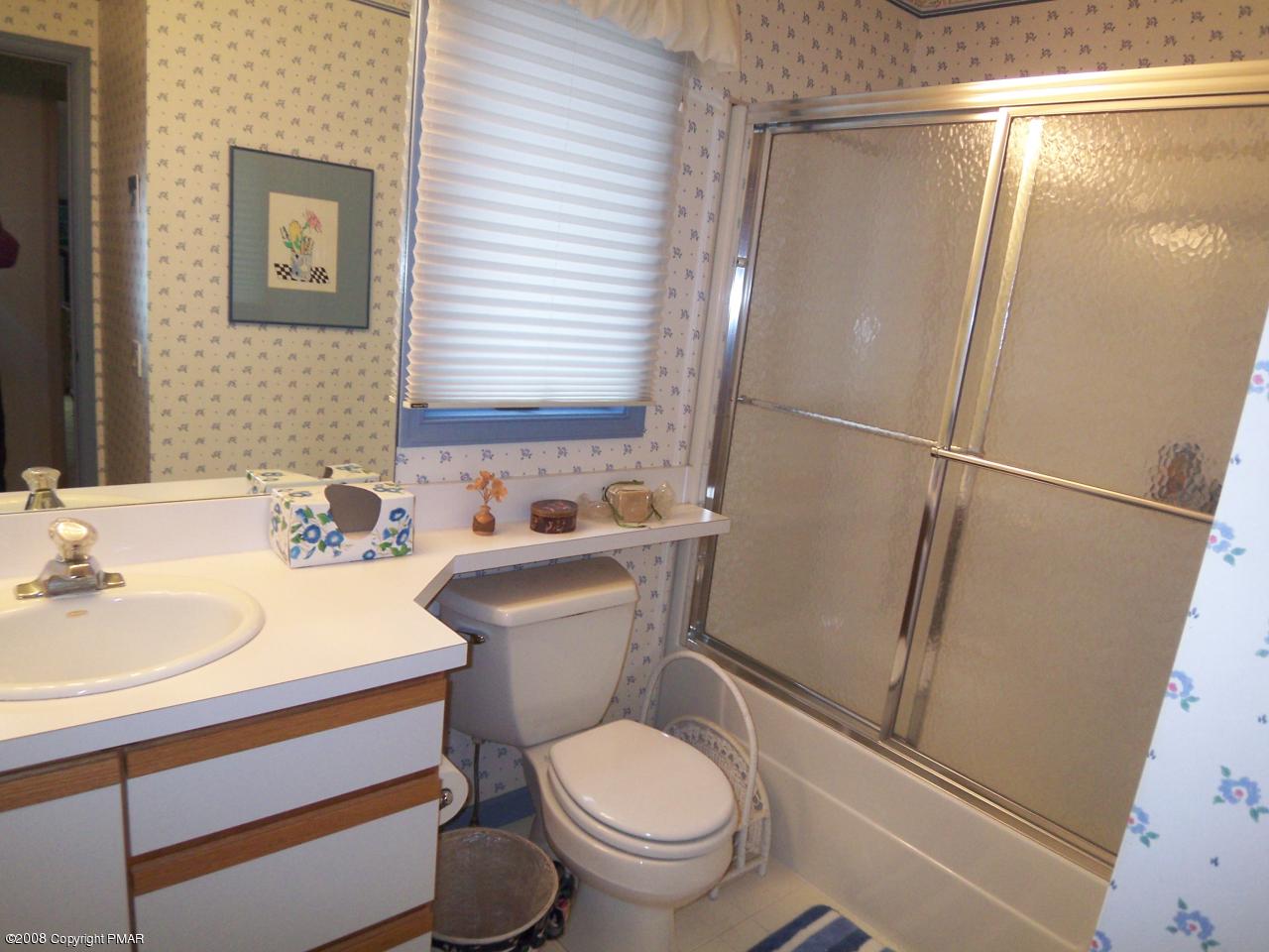 14 Evergreen Road Pocono Pines, PA 18350 - Photo 14 of 24 MAIN BATH