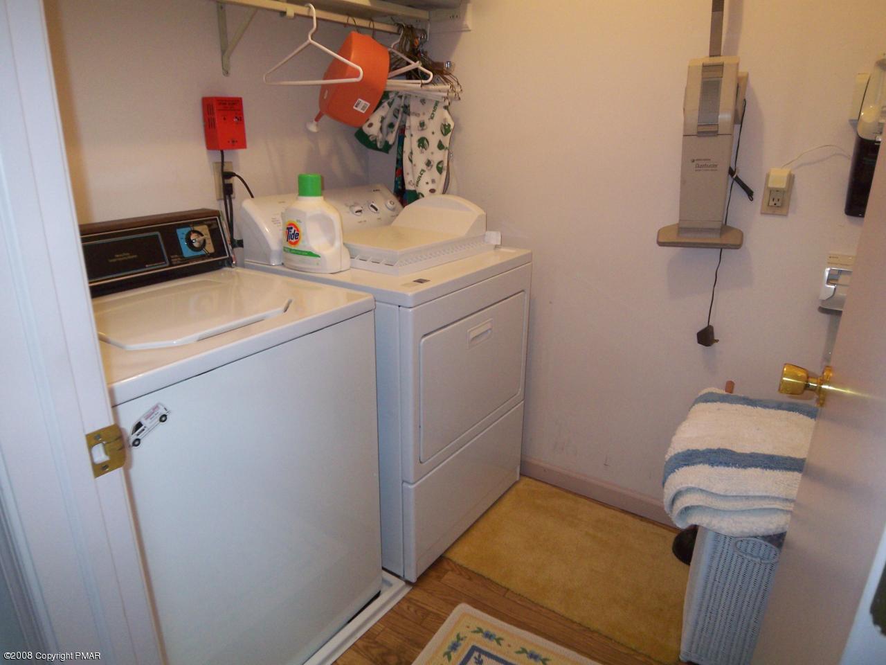 14 Evergreen Road Pocono Pines, PA 18350 - Photo 15 of 24 LAUNDRY ROOM