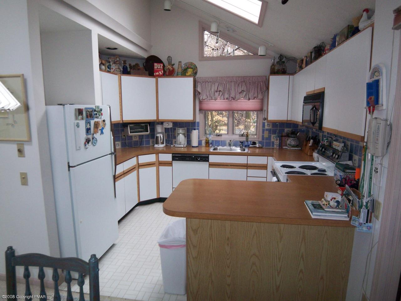 14 Evergreen Road Pocono Pines, PA 18350 - Photo 4 of 24 KITCHEN