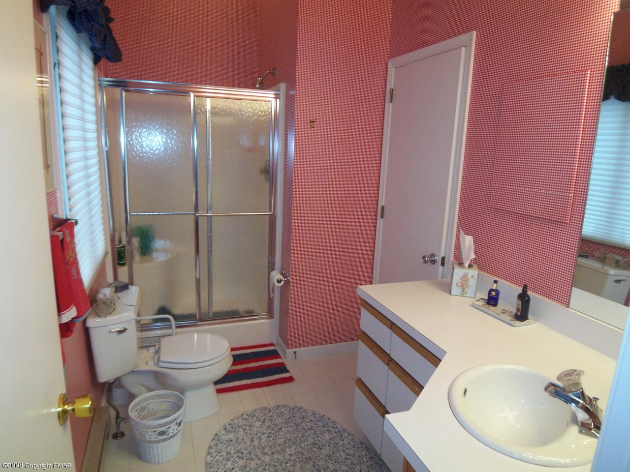 14 Evergreen Road Pocono Pines, PA 18350 - Photo 9 of 24 MASTER BATH