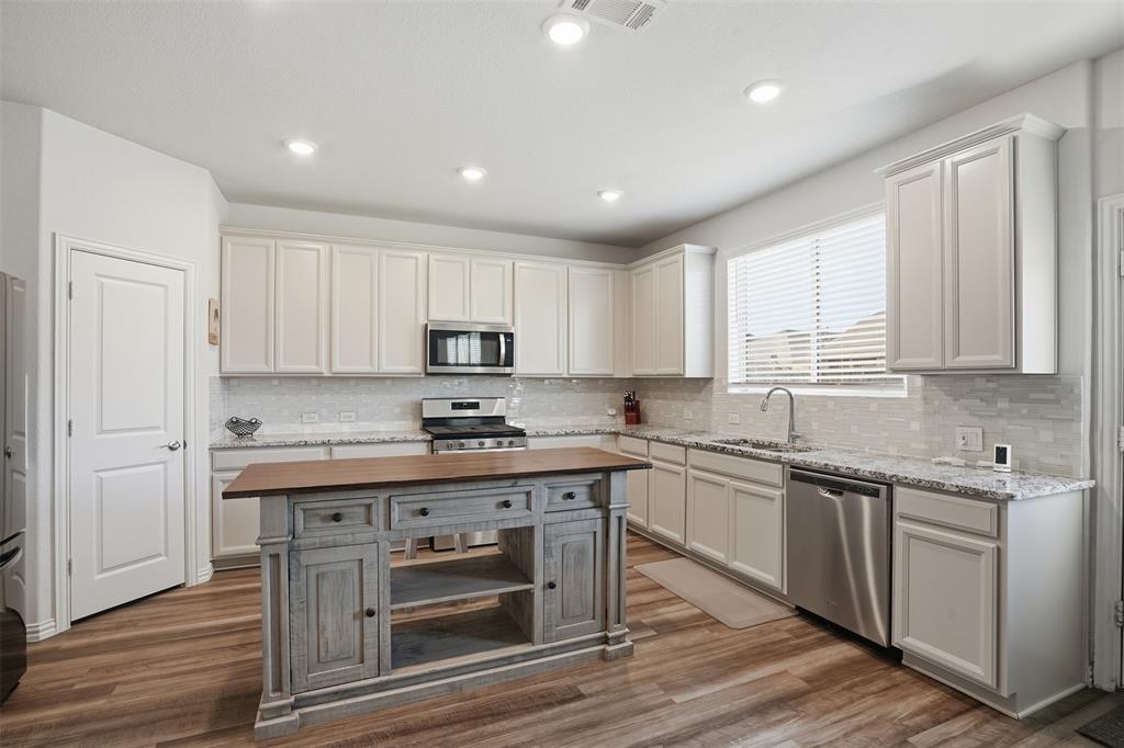 1620 Berry Rdg Trail Aubrey, TX 76227 - Photo 14 of 37