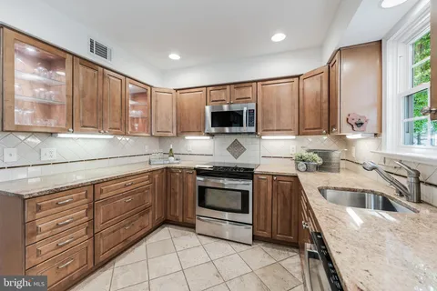 $715,000 | 24 Newland Court, Sterling, VA 20165