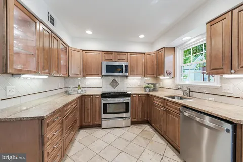 $715,000 | 24 Newland Court, Sterling, VA 20165
