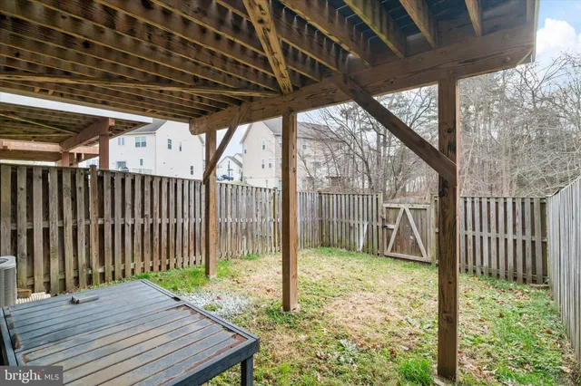 a house view with backyard space
