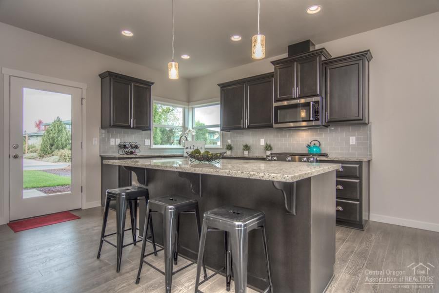 995 Northwest Rimrock Drive Redmond, OR 97756 - Photo 10 of 24 Additional Photo