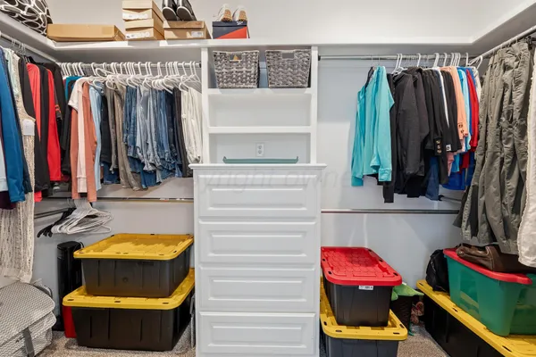 a view of livingroom with furniture and ceiling fan