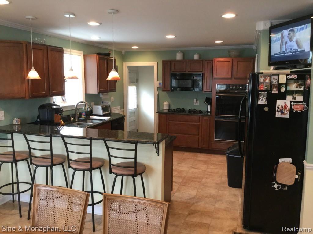 1082 Hampton Road Grosse Pointe, MI 48236 - Photo 6 of 50 IMG_0041.jpg